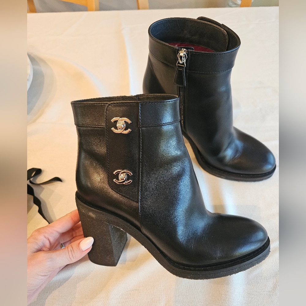 CHANEL Black Leather CC Turn Lock Chunky Heels Zip Ankle Boots Size 39
